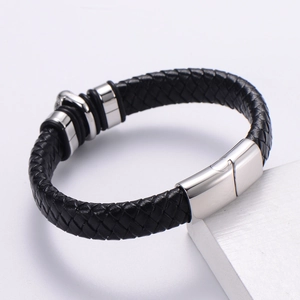 Bracciale da uomo in pelle nera intrecciata con testa di Buddha in acciaio e chiusura magnetica