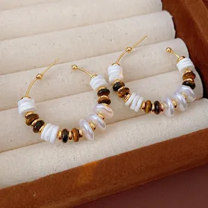 Pendientes en C dorados con piedras ojo de tigre y perlas de nácar blanco brillantes