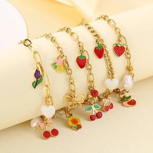 Bracelets à breloques fruits et fleurs colorés avec finitions en émail sur chaînes dorées