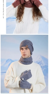 Ensemble d'hiver en tricot avec bonnet, écharpe et gants doublés de bleu et rouge mélangés