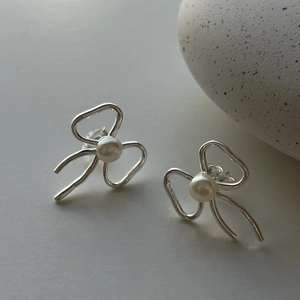 Elegant 925 sterling silver bow earrings with glossy pearls for a minimalist look