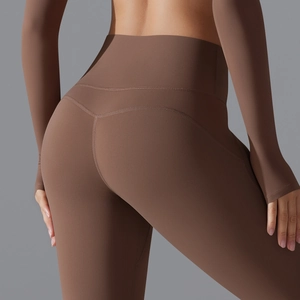 Detailansicht der kaffeebraunen High-Waist-Yogahose mit V-förmiger Gesäßnaht für Push-up-Effekt