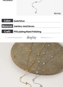 Gros plan de pendentifs étoile à huit branches dorés et argentés avec zircons