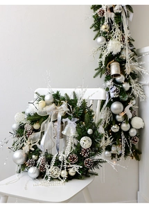 Détail macro du set de couronne de Noël argentée avec des pommes de pin et perles blanches