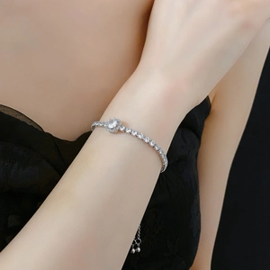 Vue détaillée d'un bracelet argenté ajustable avec zircons scintillants au poignet