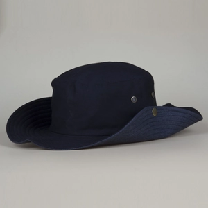 Vue détaillée du chapeau de soleil en toile bleu marine avec œillets et boutons-pression