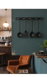 Dettaglio di ganci da parete in ghisa vintage su boiserie rustica in legno