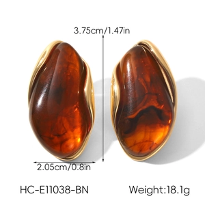 Macro view of vintage amber resin earrings with dimensions and gold-plated steel frame