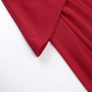 Détails des coutures fines et texture du tissu rouge sur une robe en tulle épissé