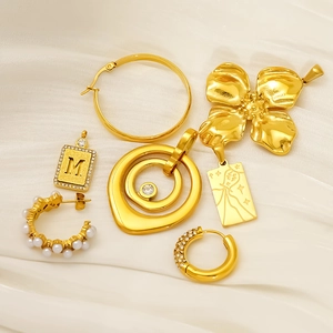 Gold-plated titanium steel jewelry set with pearl earrings and flower pendant charms