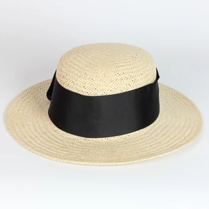 Détails de texture d'un chapeau de paille à haut plat avec ruban gros-grain noir large