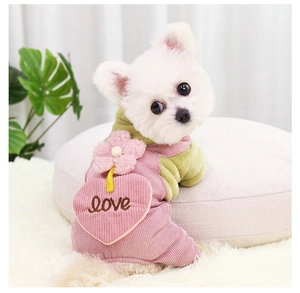 Detalle de peto de pana rosa para mascotas con flor de peluche y bordado de corazón love