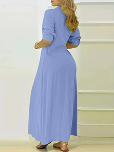 Vista posteriore di un elegante abito lungo azzurro a maniche lunghe con vita alta