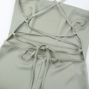 Vue détaillée du dos de la robe en satin avec bretelles croisées et laçage élégant