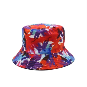 Dettaglio del cappello da sole estivo con stampa graffiti astratta multicolore