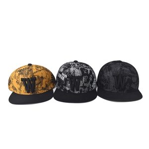 Casquettes snapback à bord plat avec broderie W et imprimés graffiti urbains variés