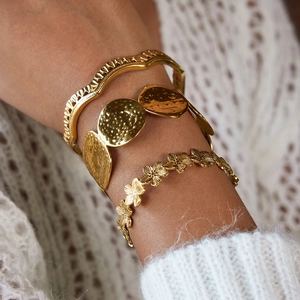 Set di tre bracciali in acciaio al titanio dorato martellato e braccialetto con fiori