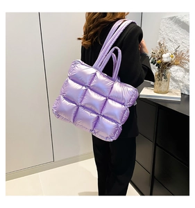 Dettaglio della borsa tote trapuntata lavanda con doppi manici e finitura in nylon lucido