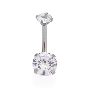 Détail du piercing de nombril en acier 316L avec des pierres de zircone cubique