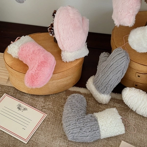Ornements de Noël en peluche avec moufles et chaussettes en rose gris et blanc déco