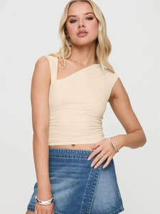 Détail du haut en maille beige asymétrique à une épaule avec une coupe ajustée