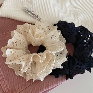 Gros plan de chouchous en dentelle florale double couche en crème et noir ajourés