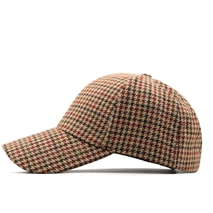 Dettaglio del cappellino da baseball pied-de-poule in tessuto tweed marrone e beige