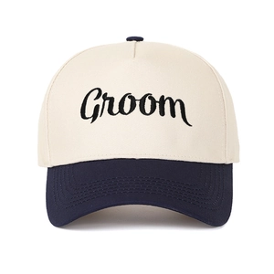 Detailansicht der Groom-Stickerei auf der marineblauen und cremefarbenen Kappe