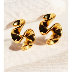 Minimalist golden geometric wavy earrings with a high-polished metallic mirror finish