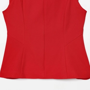 Détail du haut sans manches rouge montrant les coutures et la coupe ajustée du tissu