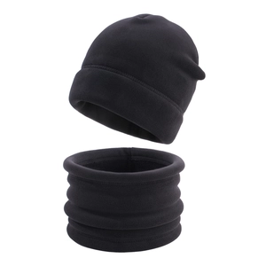 Detailansicht des schwarzen Fleece-Wintersets für Kinder mit Beanie-Mütze und Halstuch