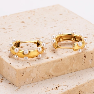 Elegant U-shaped hollow asymmetrical pearl earrings with 18k gold plating on stone base
