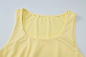 Dettaglio dello scollo a U e delle cuciture su un top estivo giallo senza maniche