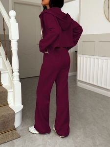 Détail d'un ensemble jogging bordeaux avec sweat à capuche zippé et pantalon large
