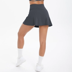 Détail d'une jupe-short de sport gris anthracite à taille haute et effet galbant au dos