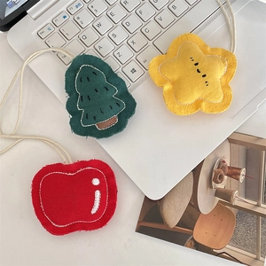Leuke canvas hangers in de vorm van appel ster en boom op een laptop toetsenbord