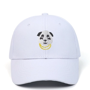 Gros plan sur une casquette en coton blanc avec broderie panda et visière plate rigide