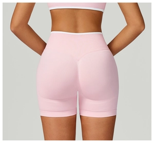 Dettaglio dei pantaloncini yoga rosa a vita alta senza cuciture con effetto push-up