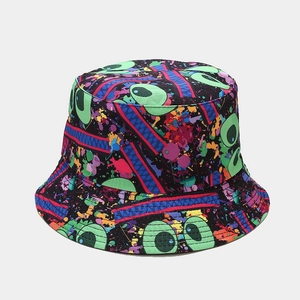 Dettaglio di un cappello da pescatore graffiti colorato con motivi a occhi verdi