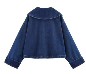 Dettaglio giacca in denim blu scuro con colletto alla marinara vintage e polsini larghi