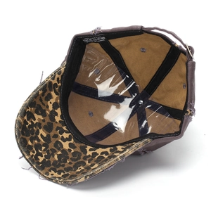 Détail de casquette en coton avec visière imprimé léopard et bords effilochés