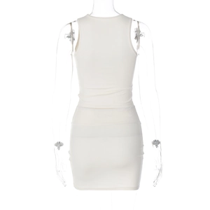 Vue arrière d'un ensemble blanc sans manches avec jupe ajustée sur un mannequin