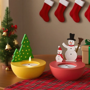 Bougeoirs de Noël bonhomme de neige et sapin sur nappe festive à carreaux rouges