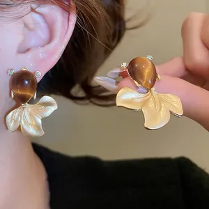 Vintage Elegant Goldfish Stud Earrings Resin Brown Cat's Eye Stone Alloy Rhinestone With Silver Earring Post Women Jewelry