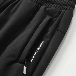 Detail der Herren-Fleecehose mit elastischem Bund und Reißverschlusstasche mit Schriftzug