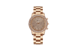 Détail de la montre Geneva or rose avec lunette en strass et bracelet métallique chic
