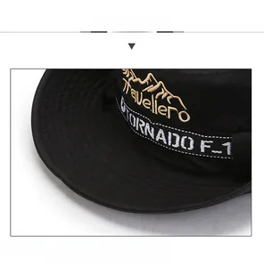 Dettaglio del ricamo Traveller e cinturino Tornado F-1 sul cappello da sole nero