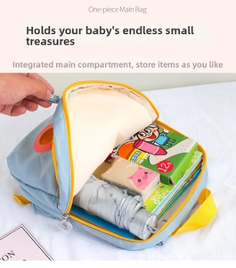 Vista interna dello zaino per bambini con ampio scomparto per libri e colori
