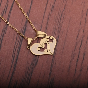 Collier avec pendentif cœur en acier titane poli gravé I Love You sur bois naturel