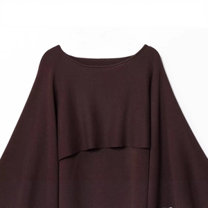 Haut en tricot marron foncé avec col bateau élégant et design multicouche sophistiqué